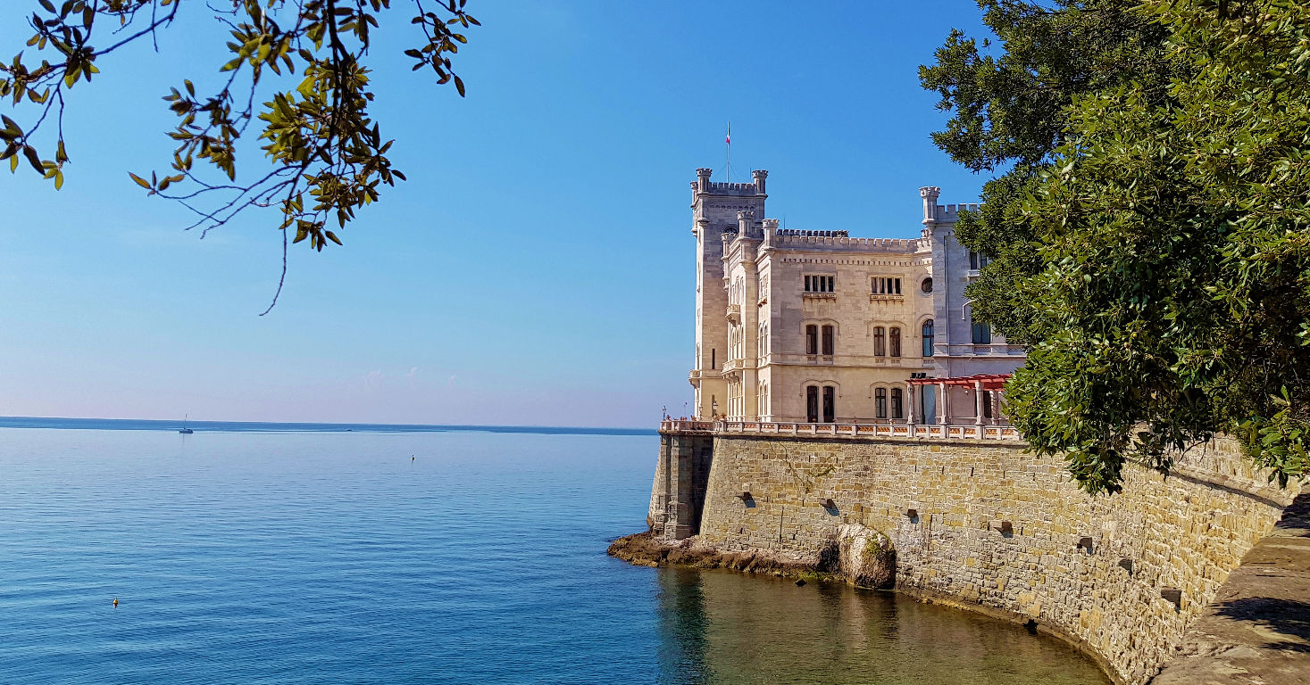 Het Miramare kasteel en de Adriatische zee
