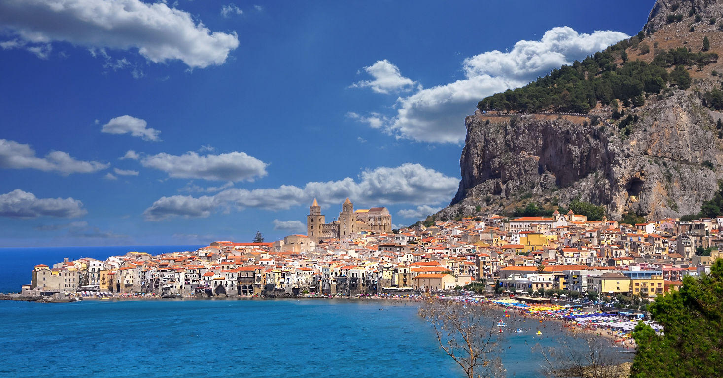 Skyline van Cefalù op Sicilië