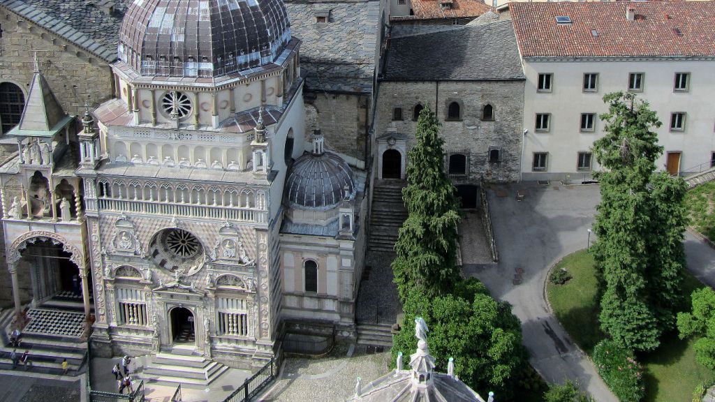 Uitzicht op de kerk van Bergamo Alta in Lombardije