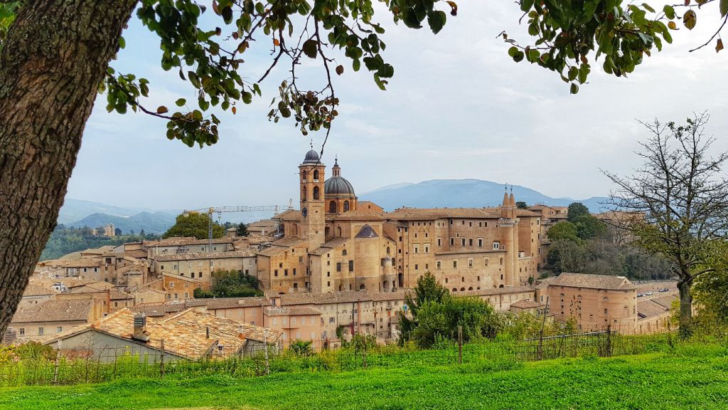 Uitzicht op Urbino in de regio Le Marche