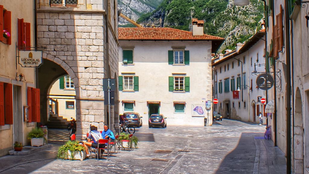 Plein in het dorp van Venzone in de regio Friuli Venezia Giulia