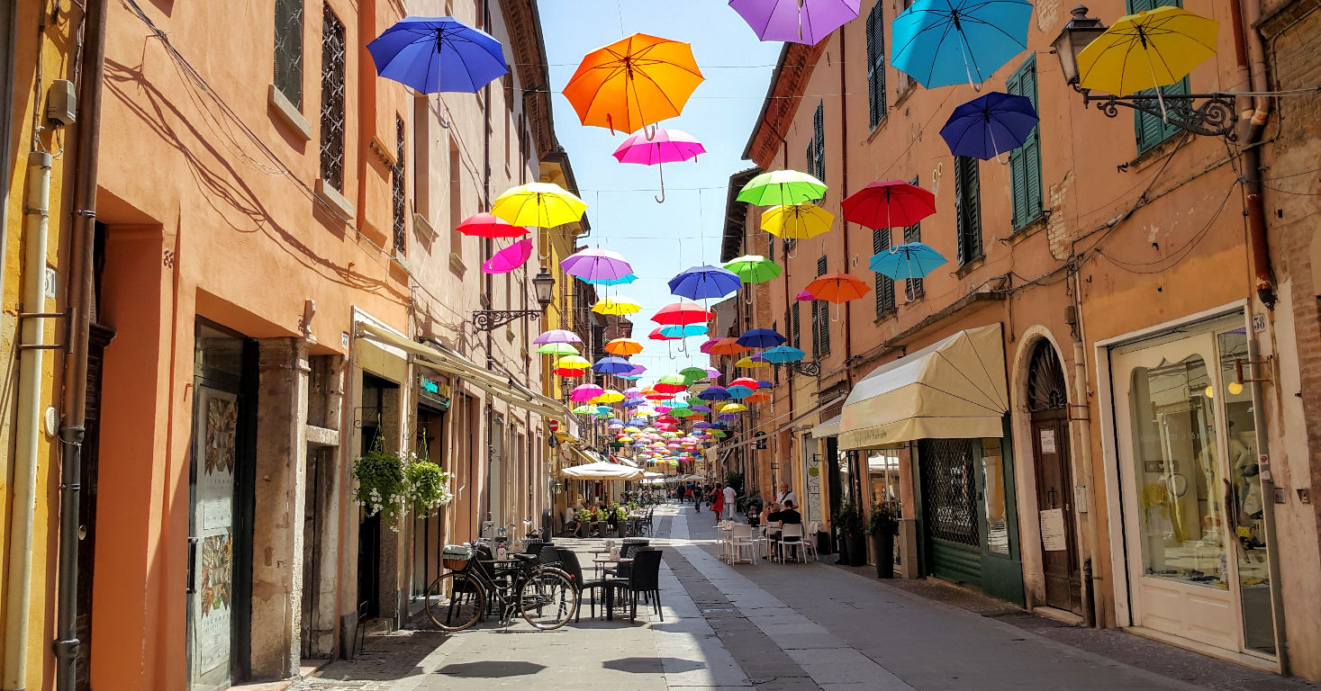 paraplu's die in de straten hangen van een Italiaans plaatsje