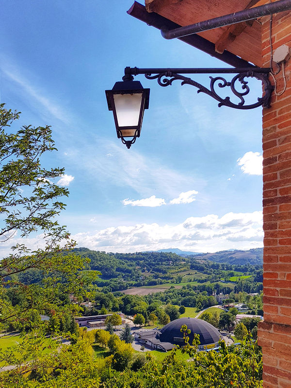 Het dorp Sarnano in de Italiaanse regio Le Marche