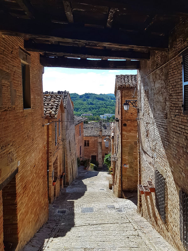 Het dorp Sarnano in de Italiaanse regio Le Marche