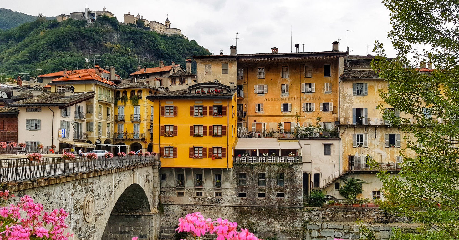 Het stadje Varallo in Piemonte