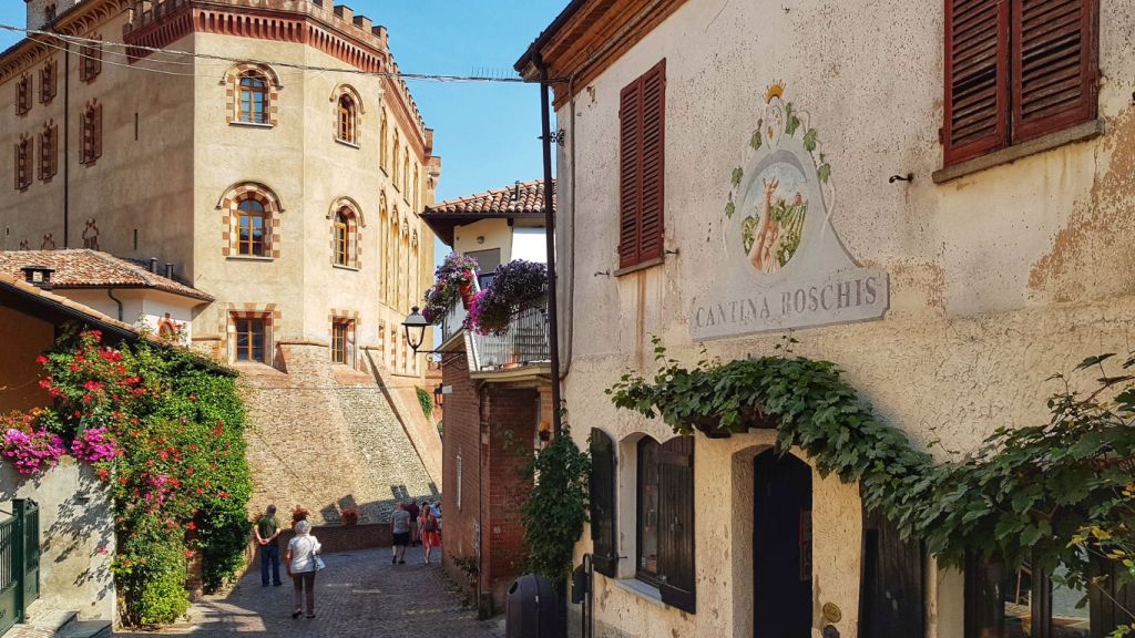 Dorp Barolo in de wijnstreek Le Langhe, regio Piemonte
