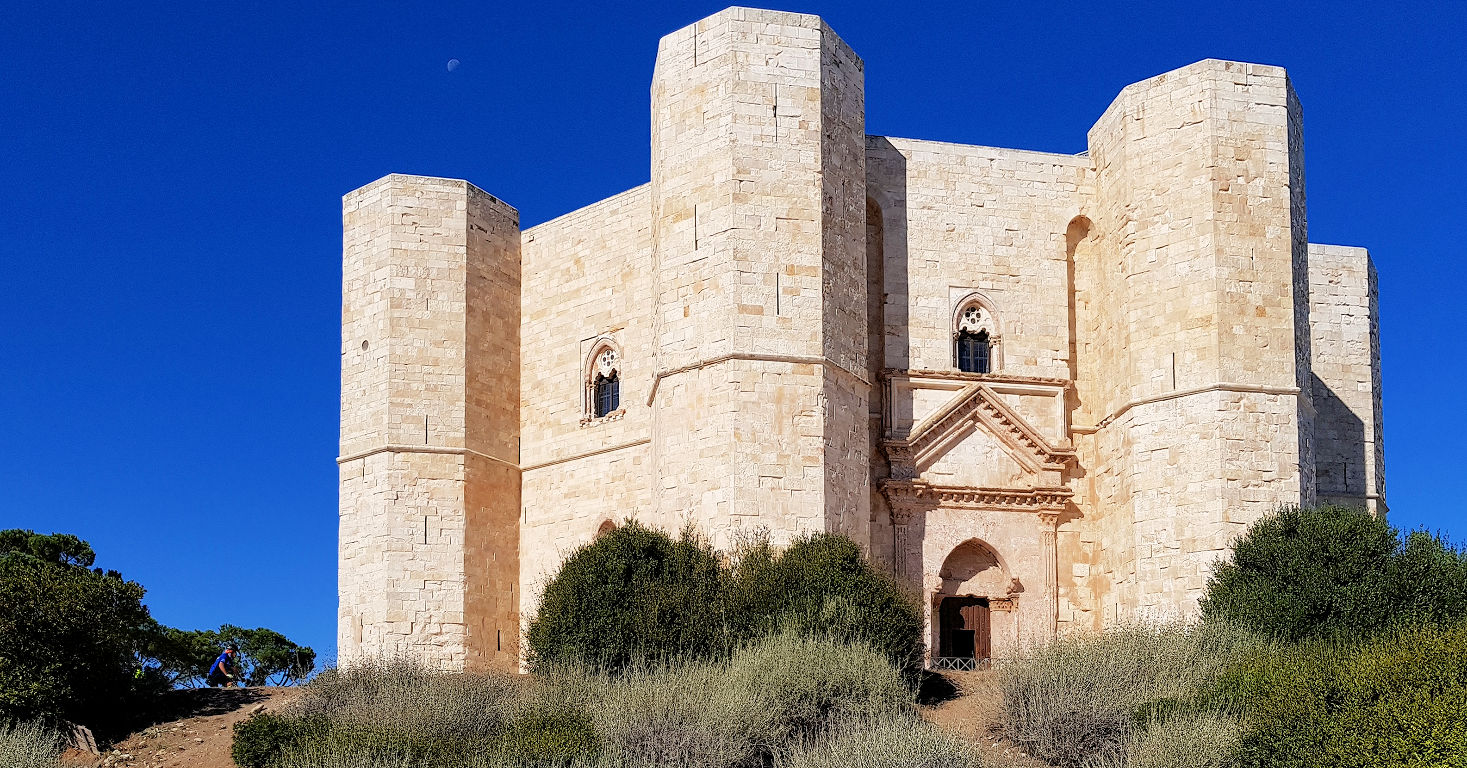 Castel del Monte in Le Murgia Puglia