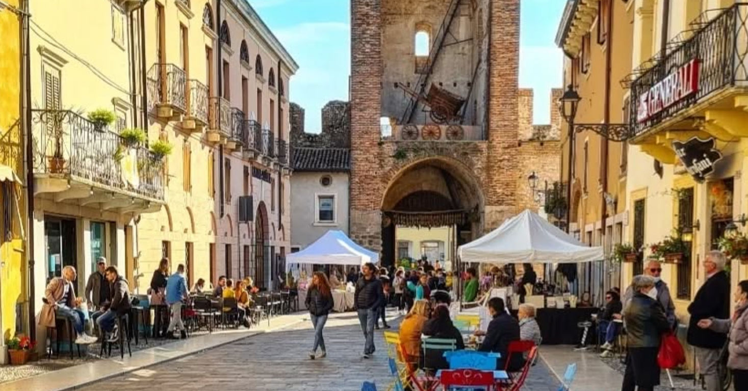 Het Italiaanse wijndorp Soave in Veneto